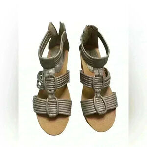 Baretraps Keisha Wedge Sandals Gold Faux Leather Size 7.5